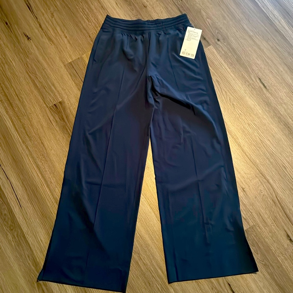 Lululemon Wandered Wide Leg Pant in Navy-size 8